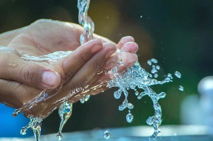 Hand mit Wasser (Foto: pixabay)