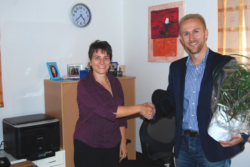 Bürgermeister Marco Siesing gratulierte Kirsten Jäsch zur Geschäftseröffnung im Namen der Gemeindeverwaltung mit den besten Wünschen für die weitere Zukunft des Geschäfts
