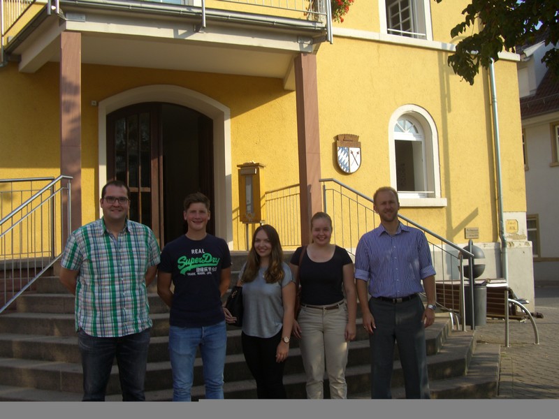 von links: Hauptamtsleiter Ernst, Justus Hartmann, Madeleine Mayer, Tabea Schilling und Bürgermeister Siesing