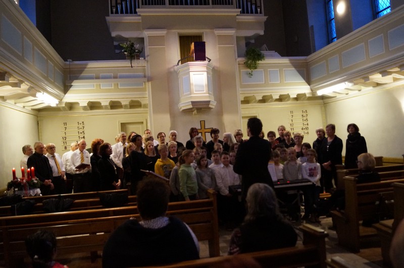 Eine stimmungsvolle Veranstaltung war die &quot;Stunde der Adventsmusik&quot; in der evangelischen Kirche