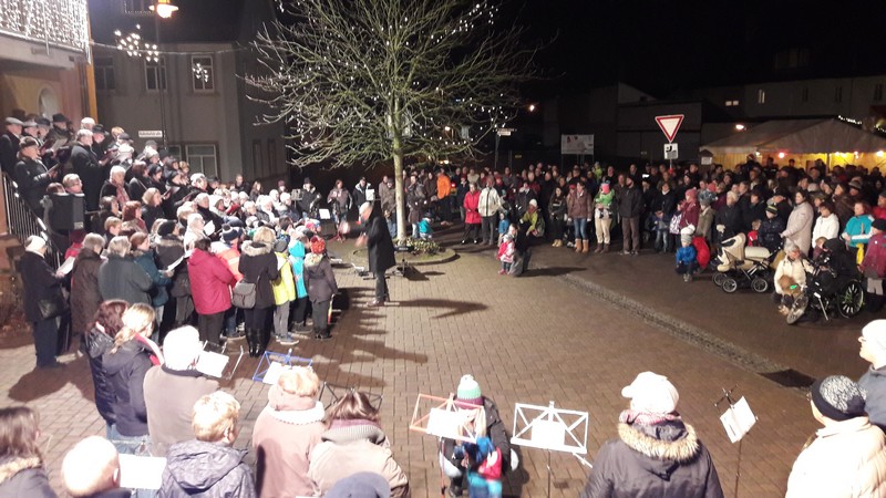 Die singenden und musizierenden Chöre stimmten auf dem Marktplatz mit neuer Weihnachtsbeleuchtung die Bevölkerung auf die Festtage ein