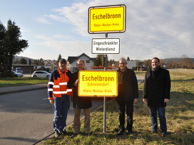 Neues Ortsschild mit der Zusatzbezeichnung „Schreinerdorf“ an den Ortseingängen / Kleiner Festakt zusammen mit Vertretern aus der Bürgerschaft